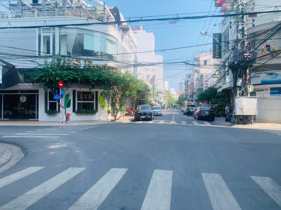 Cần bán nhà 11 tầng mặt đường Yết Kiêu, vị trí sầm uất