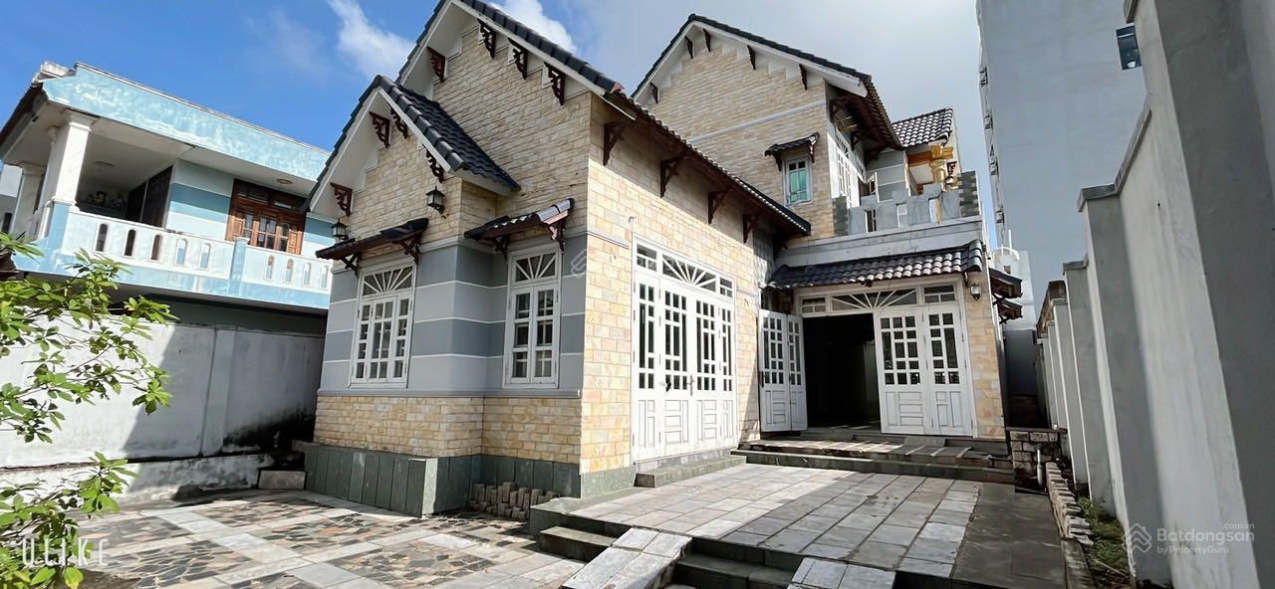 Cần bán nhà 2 tầng kiểu biệt thự, 4 PN, diện tích 260m2. Ngang 10 m nở hậu, đường Nguyễn Duy Trinh