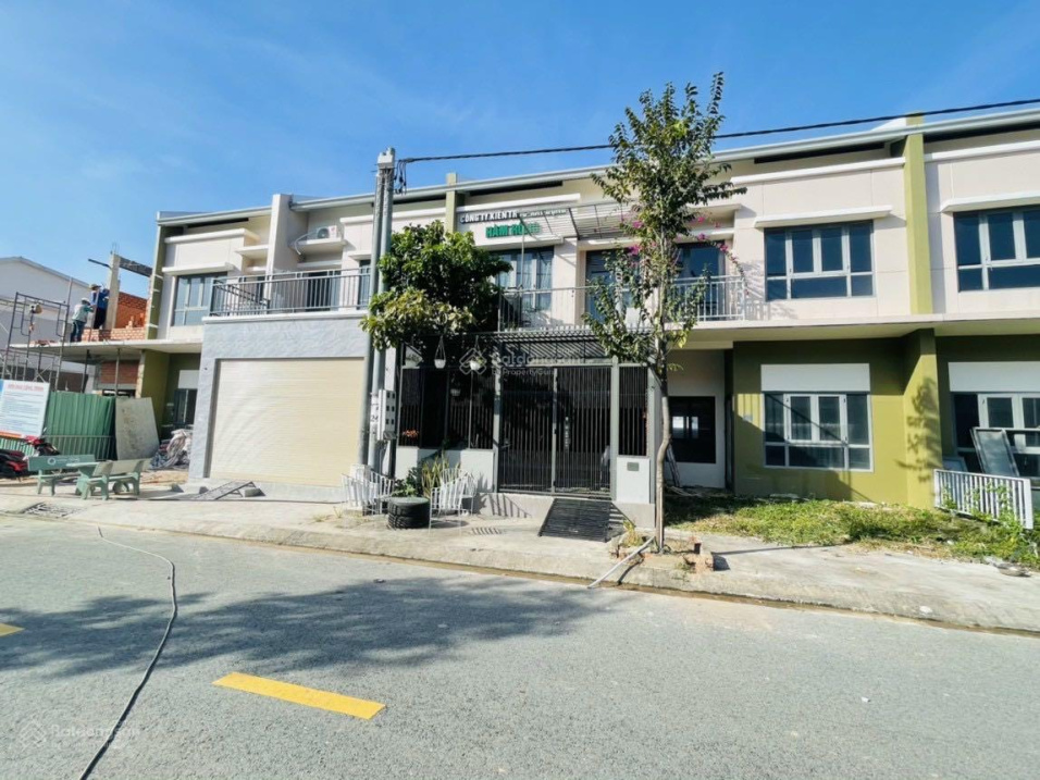 Cần bán nhà phố 1 trệt 1 lầu đối diện ĐH Việt Đức - Cách Siêu thị Big C chỉ 500m Bến Cát-Bình Dương