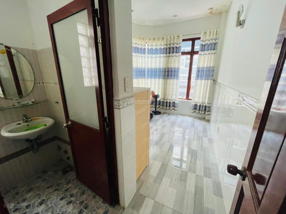 Cần tiền bán thật nhanh nhà Q5 Cao Đạt 4 tầng giảm gần 1 tỷ. Giá mới 4tỷ5 HXH