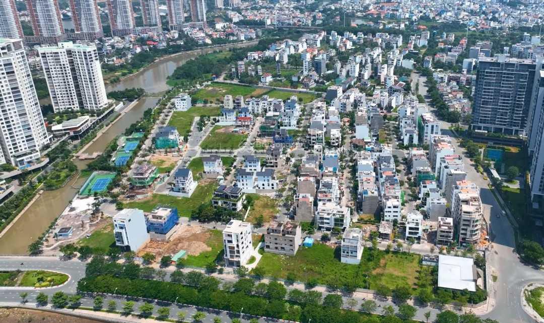 Cặp căn mặt tiền 20m, tổng diện tích 360m2 (20x18). Giá 250tr/m2 còn thương lượng khách thiện chí