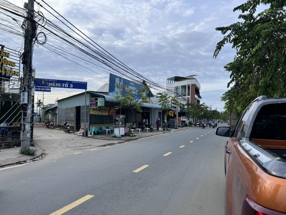 Cặp nền góc 2 mặt tiền trục chính hẻm tổ 3 Hồ Bún Xáng có nhà cấp 4 đang cho thuê Lh 0907 273 366