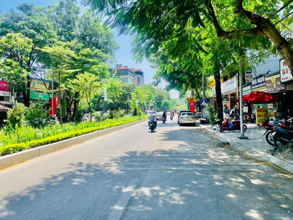 Chính chủ bán nhà mặt phố Lạc Long Quân - Tây Hồ 184m2 - giá 46,5 tỷ, hơn 250tr/m2 - giá cực tốt