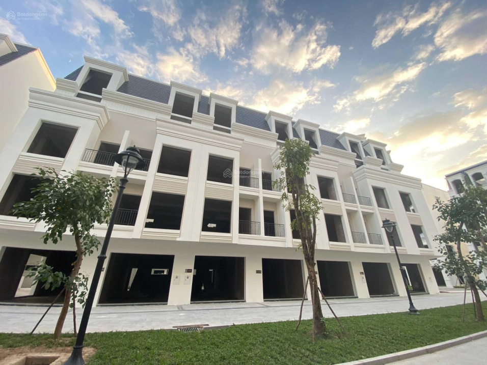 Chính chủ bán shophouse giá 7, x tỷ cả nhà gần trung tâm thương mại