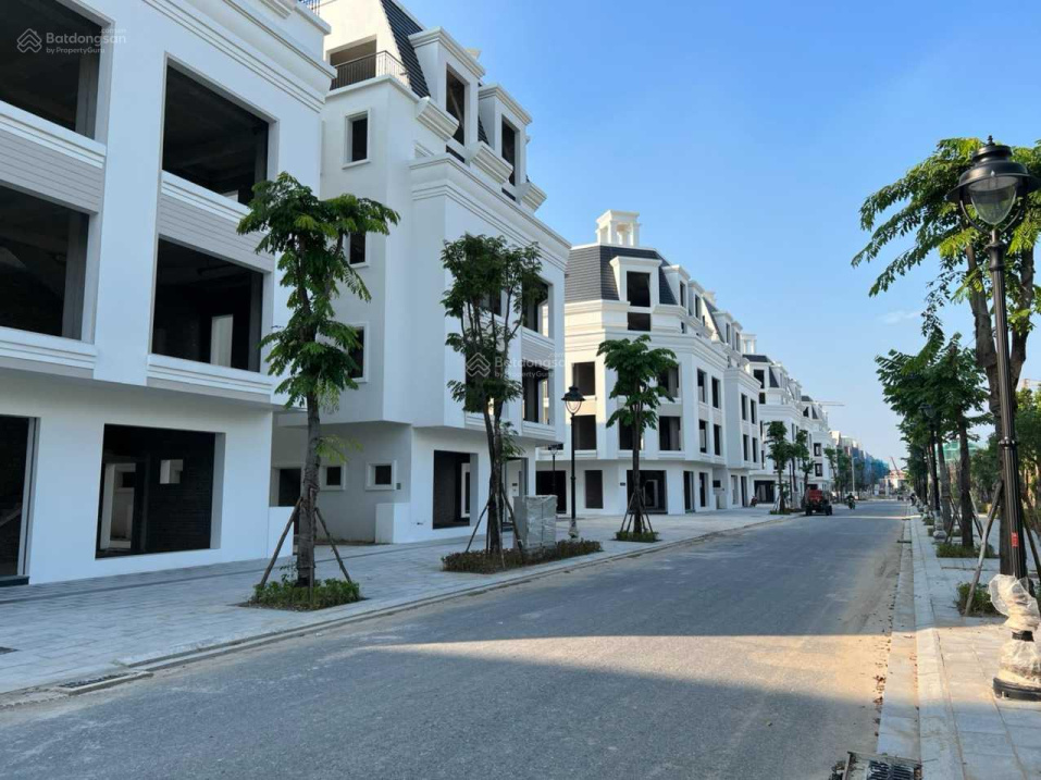 Chính chủ bán shophouse giá 7, x tỷ cả nhà gần trung tâm thương mại