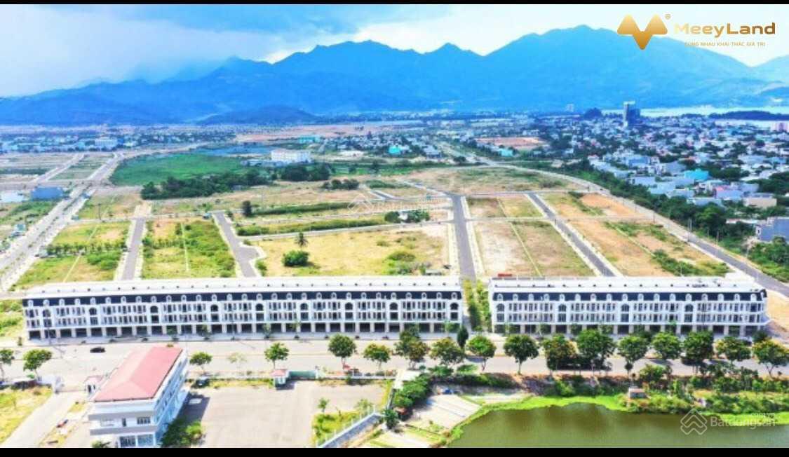 Chính chủ cần tiền bán 2 căn shophouse kẹp công viên đối diện long mạch của hồ Bàu Tràm Lakeside