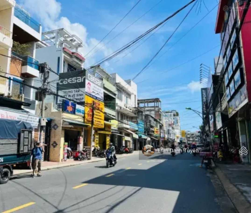 Chủ đi nước ngoài sinh sống, cần bán gấp nhà 3 tầng mặt đường Trần Quý Cáp