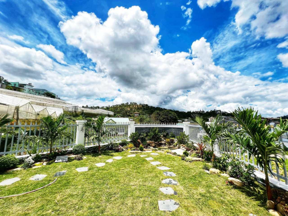 Chuyển việc bán villa góc 2 mặt thoáng view thoáng săn mây P7, Đà Lạt, 261.37m2 6PN, chỉ 11.9 tỷ TL