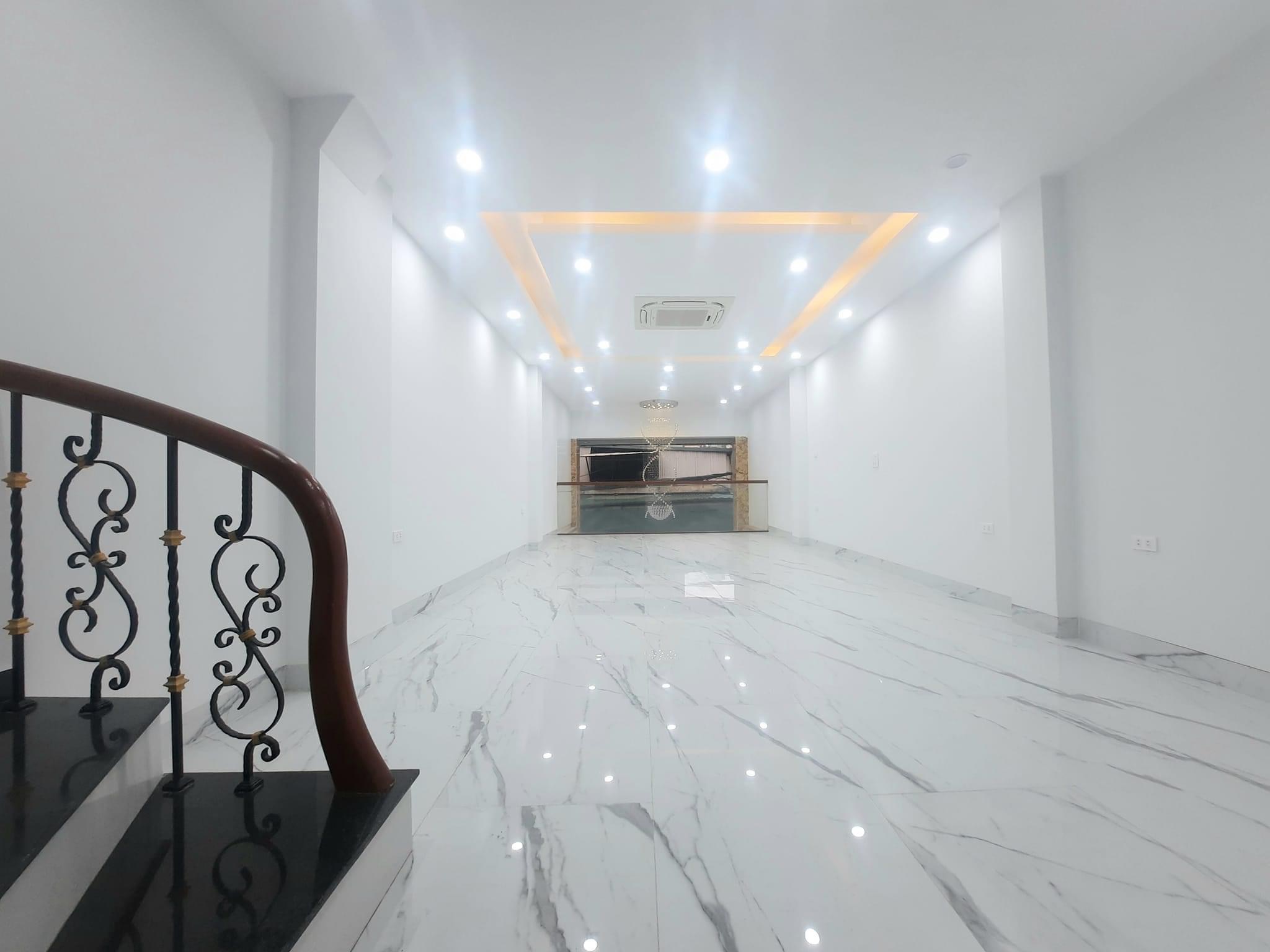 Cần bán gấp nhà mặt phố Hoàng Mai 7tầng thang máy