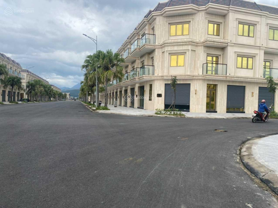 Duy nhất 1 lô biệt thự đường 15m trục thông, view kênh, view công viên, DT: 300m2