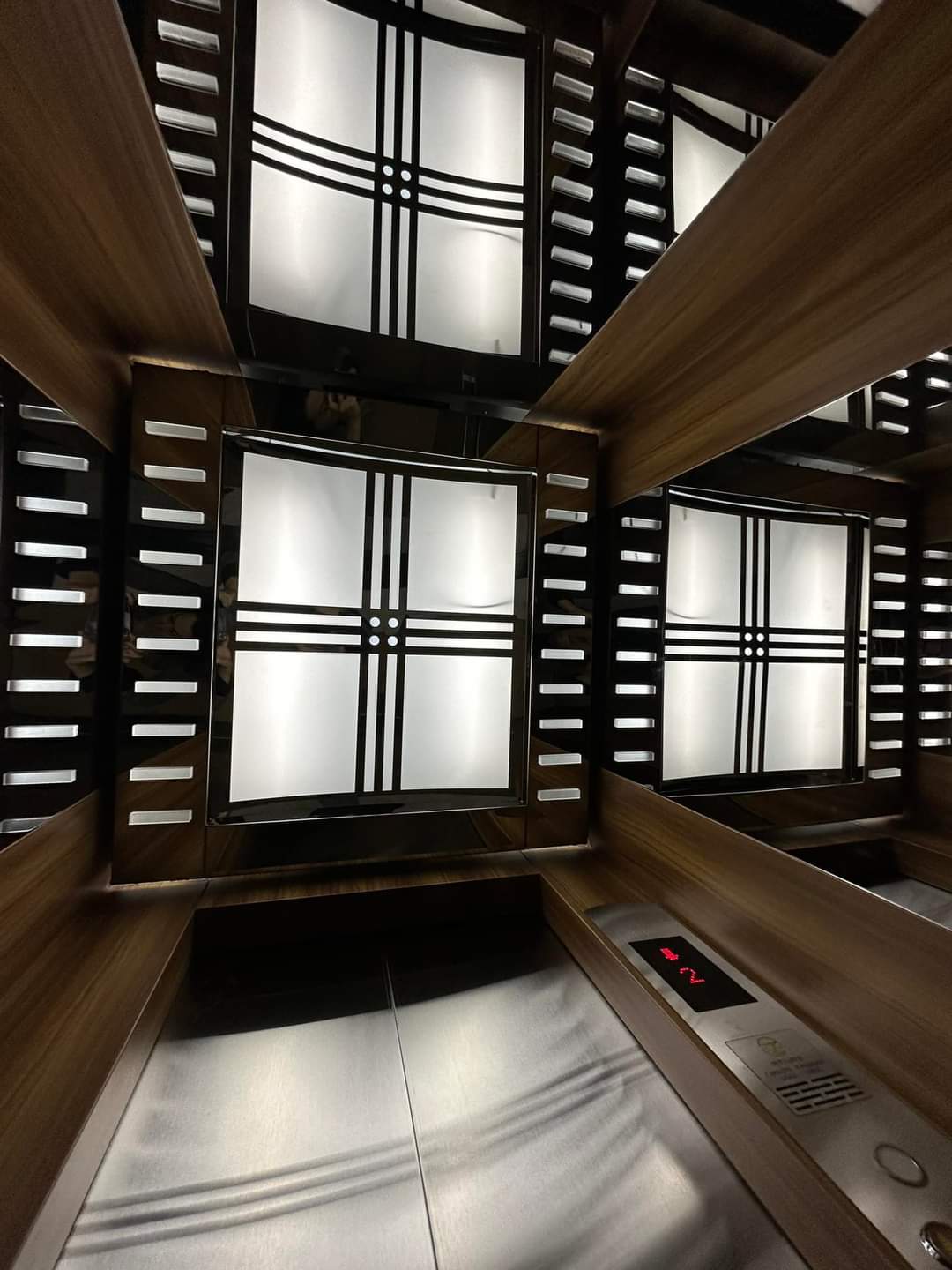 Bán tòa Building Văn phòng 96m2 7 tầng Gara 7 chỗ phố Láng Hạ