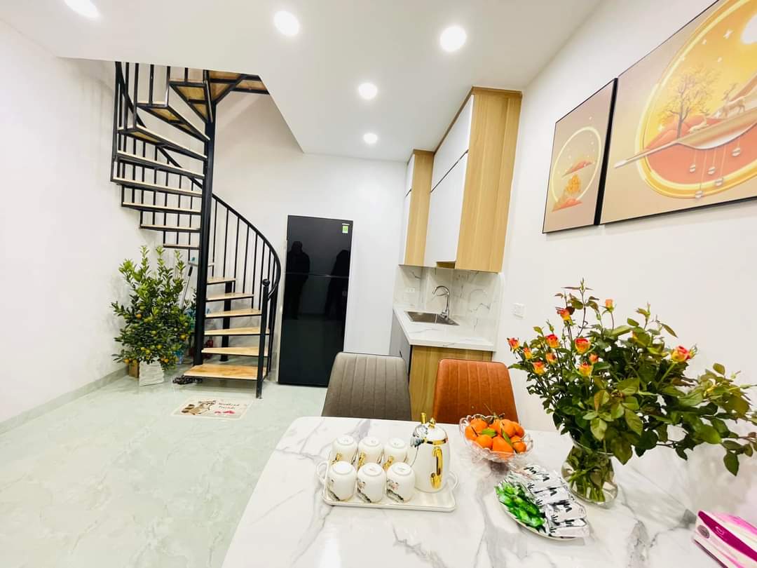 Bán nhà Nguyễn Lương Bằng 20m2 x 5 tầng, mặt tiền 4,5m, nhà đẹp, ngõ thông thoáng, vị trí tiện lợi, giá chỉ hơn 2 tỷ chút xíu nhanh tay kẻo hết.