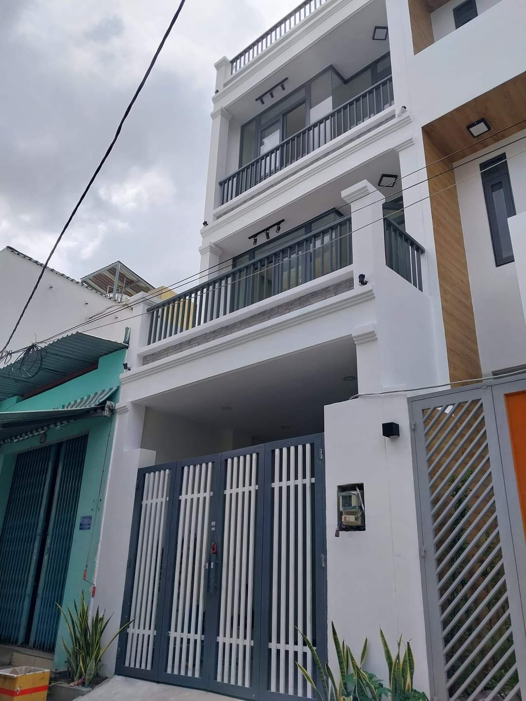 Nhà đẹp khu phân lô, 3 tầng, 70m2, ô tô vào nhà, hẻm 5m, gần mặt tiền Phan Huy Ích, Tân Bình