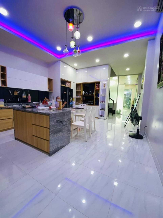 Giảm mạnh 1 tỷ, bán gấp, KDC ven sông đối diện Rmit quận 7