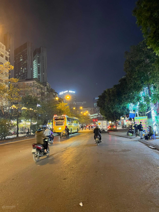 Hiếm! Bán nhà mặt phố Nguyễn Hoàng 362m2, mặt tiền 18m, sổ đỏ vuông đẹp