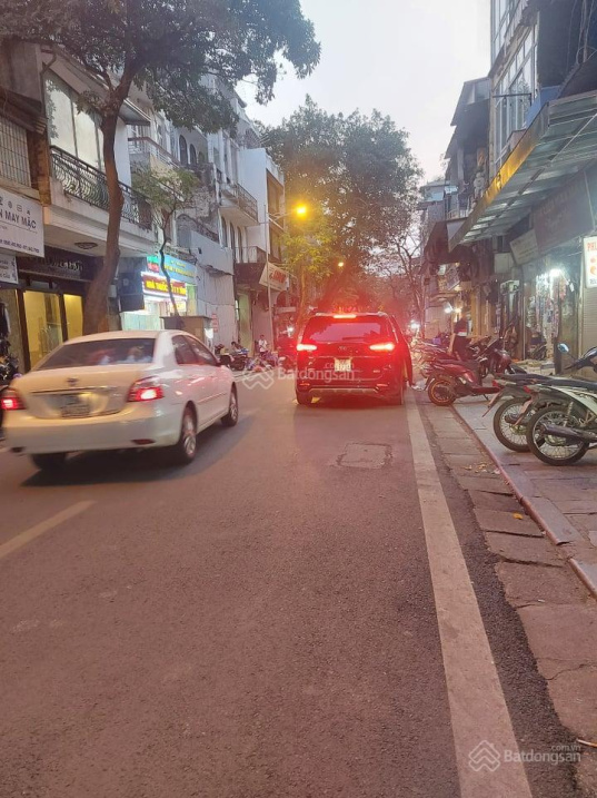 Hiếm! Mặt phố Hàng Bồ 260m2, mặt tiền rộng, hè rộng 138 tỷ