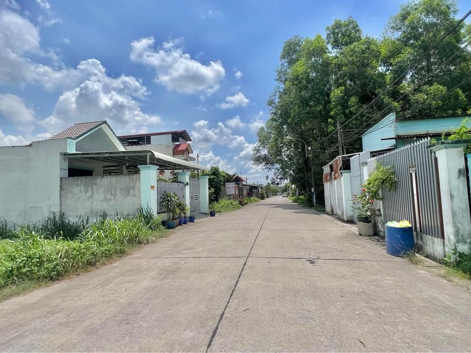 BÁN GẤP LÔ ĐẤT NGAY MẶT TIỀN Đ.QL50 . GIÁ 490 TRIỆU