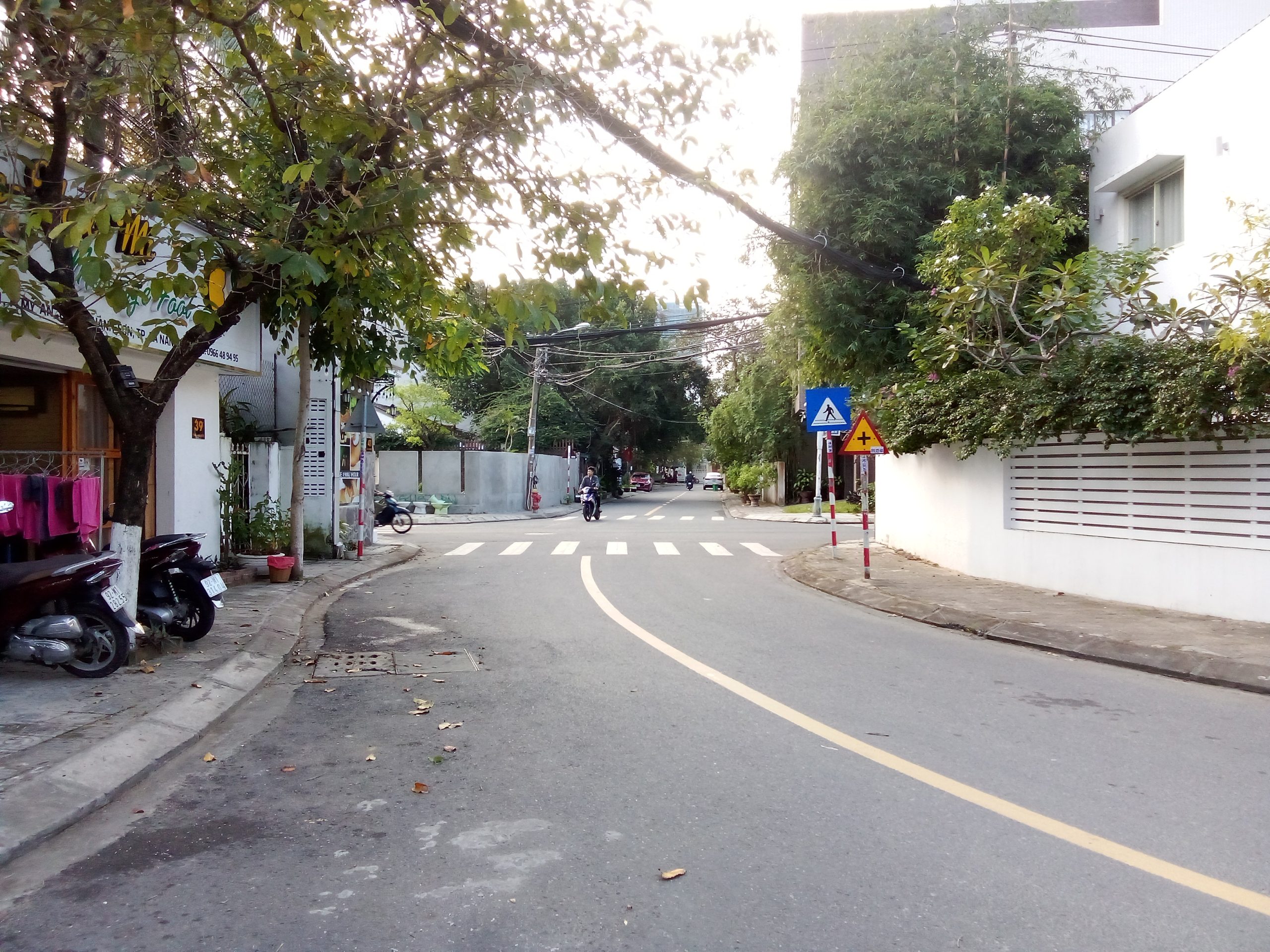 Ngay ngã tư, gần chợ Bắc Mỹ An, ra biển Mỹ Khê rất gần, đi đâu cũng tiện