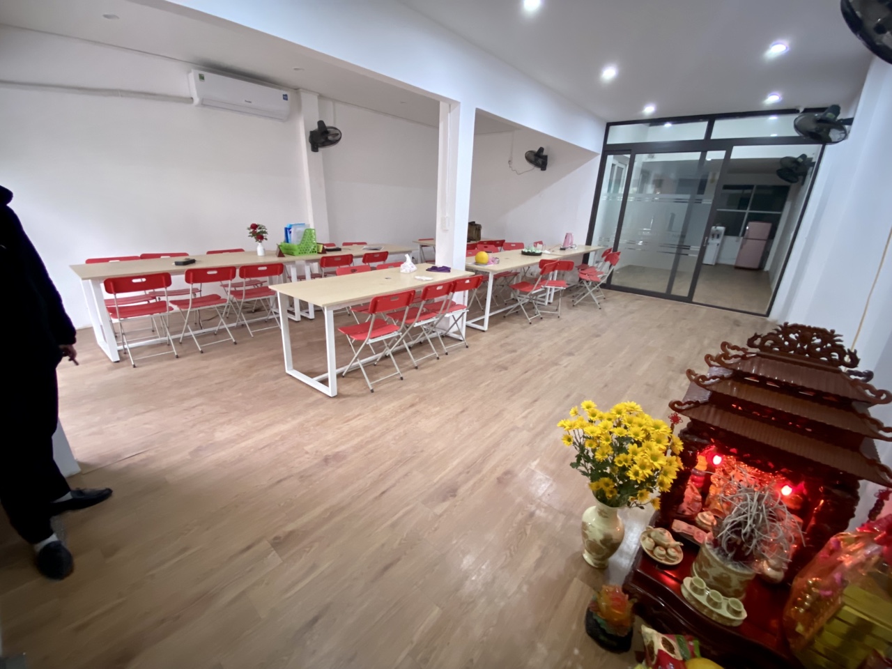 Cho thuê nhà Cố Linh, Phố Trạm. View vườn hoa, vỉa hè, Kinh doanh