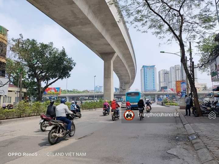 Mặt phố Cầu Giấy, tầm tiền hiếm nhà bán, đang cho thuê 2 tầng, gần trăm triệu, vỉa hè đá bóng.