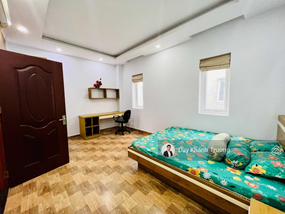 Nhà 2 mặt tiền sổ riêng 2 phòng ngủ. 3 toilet, đường 5m bằng phẳng, sân đậu ôtô đã hoàn công