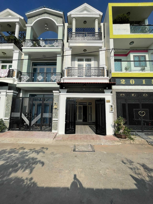 Nhà Đường Số 10, Hiệp Bình Phước, thiết kế hiện đại có sân đậu ô tô 7 chỗ, đường 8m gần mặt tiền