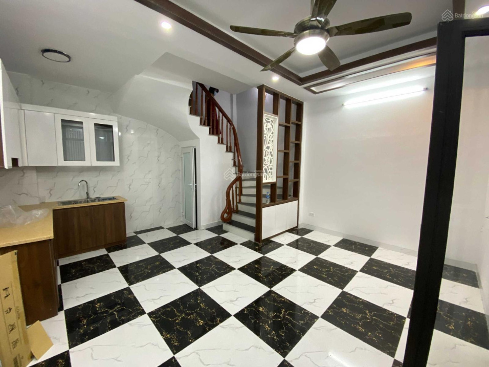 Nhà Thạch Bàn 5 tầng x 31m2, ô tô đỗ cổng, cách đường Cổ Linh 50m - 2.85 tỷ