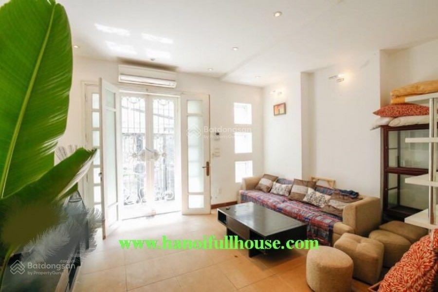 Nhà cạnh hồ Tây bán xe hơi 12 chỗ vào, ngay thung lũng hoa và Hồ Tây nhà xịn đẹp cho Tây thuê