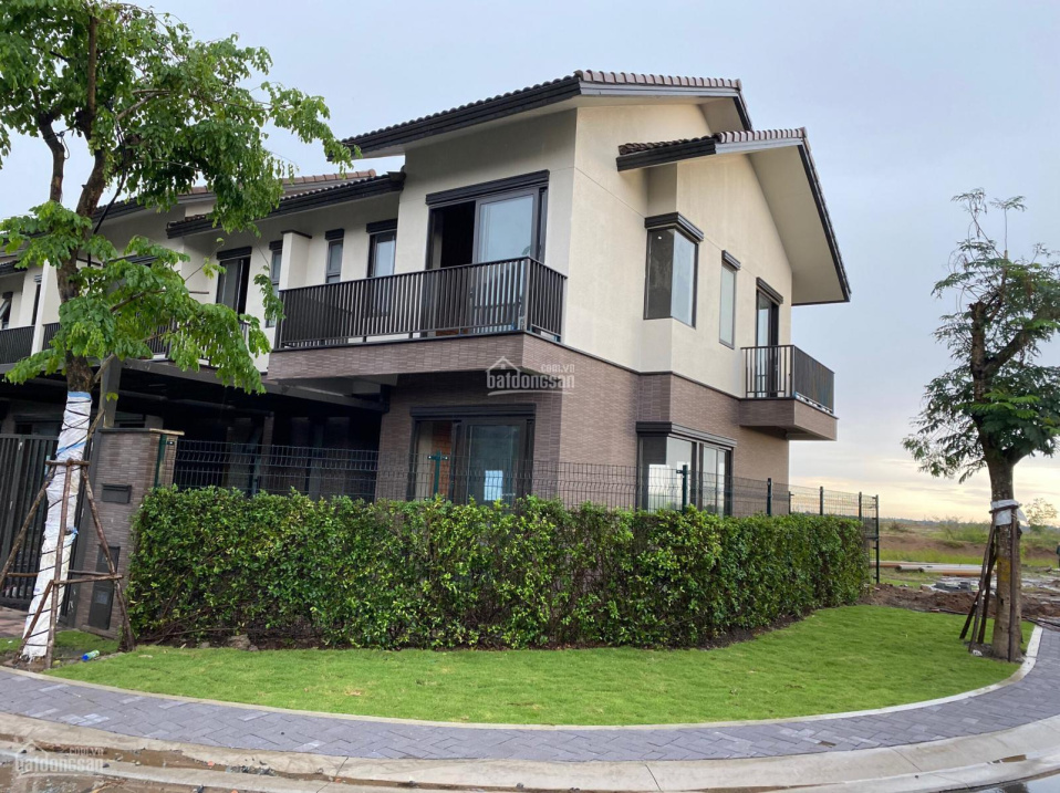 Nhà phố căn góc thêm 1.5m sân vườn. LH: 0939 022 929