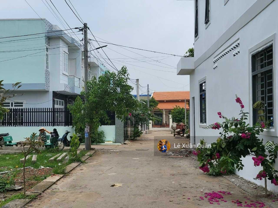 Nhà thị trấn Đức Hòa 4.5x24m, 4 PN 2 WC, giá 2,150 tỷ, sổ hồng riêng