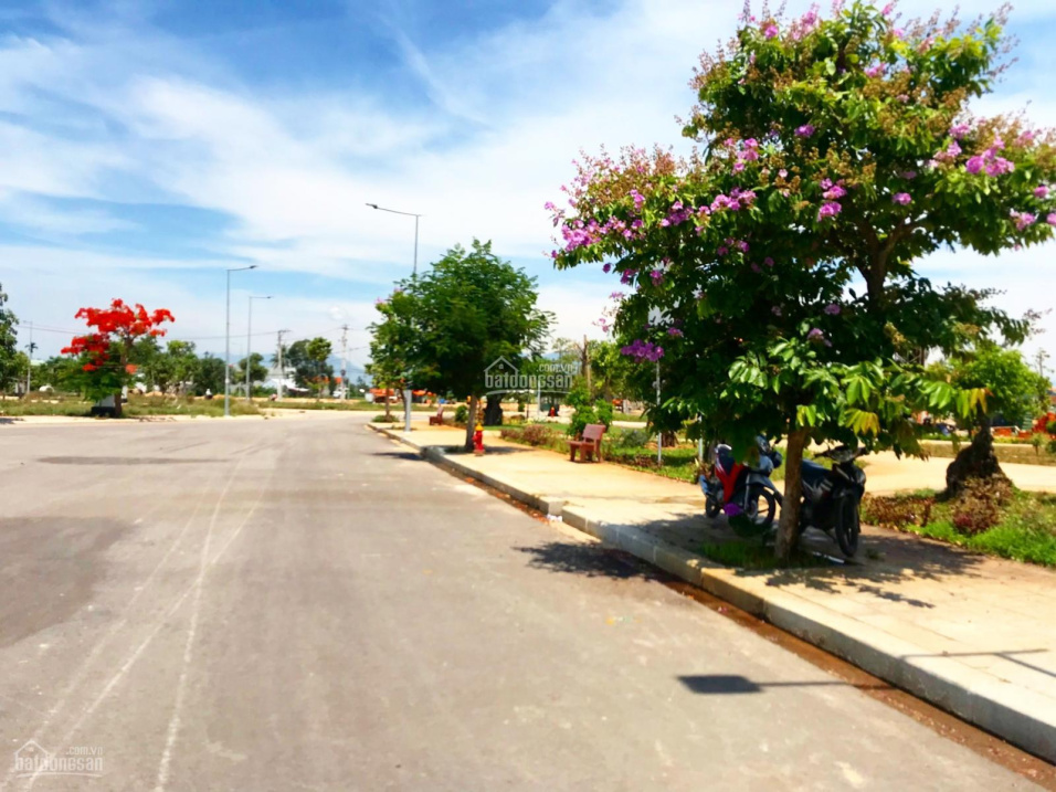 Nhà tôi cần tiền bán lô đất 100m2 trung TT La Hà, đối diện quảng trường trung tâm huyện Tư Nghĩa