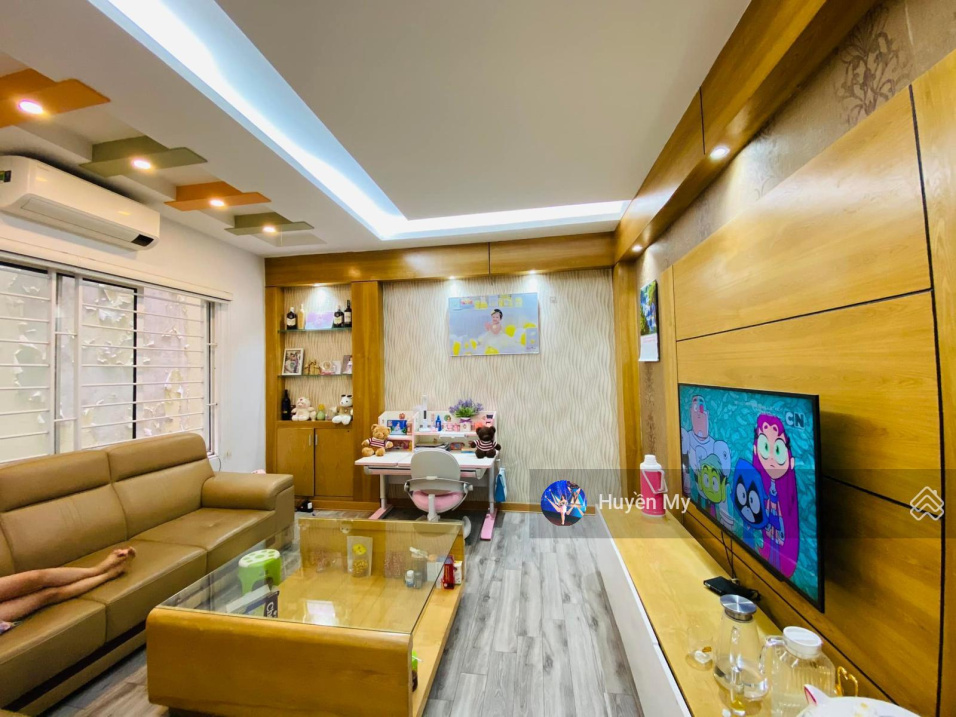 Nhỉnh 5 tỷ bán nhà Hồ Tùng Mậu 40m2, mới đẹp ở ngay tặng full nội thất, kinh doanh, gần phố