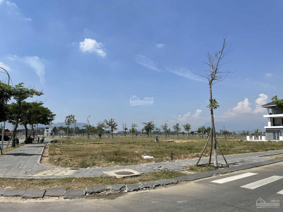Tôi cần bán lô đất 2000m2 đường Trường Sa, Đà Nẵng 2 mặt tiền đường biển