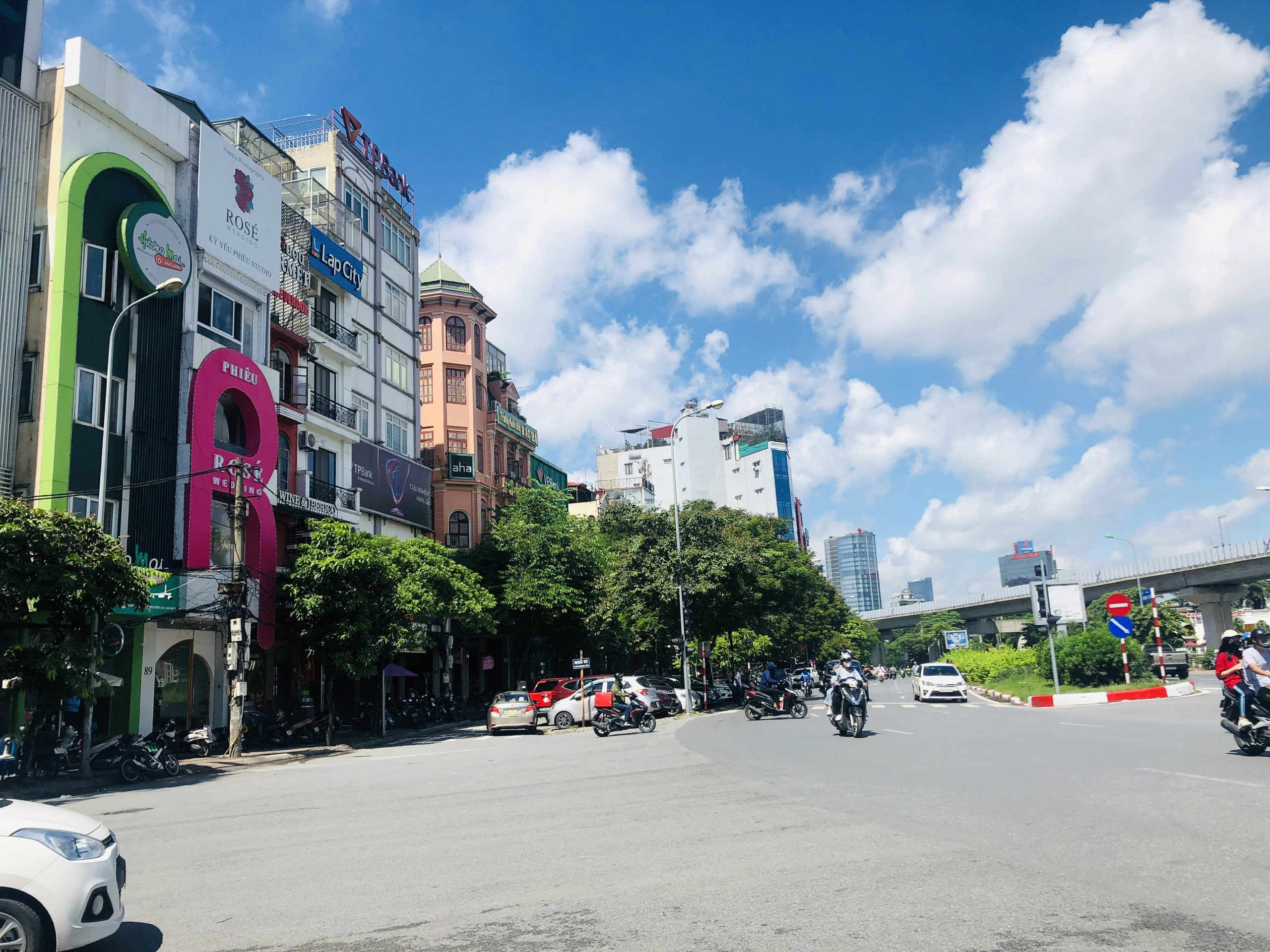 Bán nhà mặt phố Hoàng Cầu 180m2 giá 28 tỷ