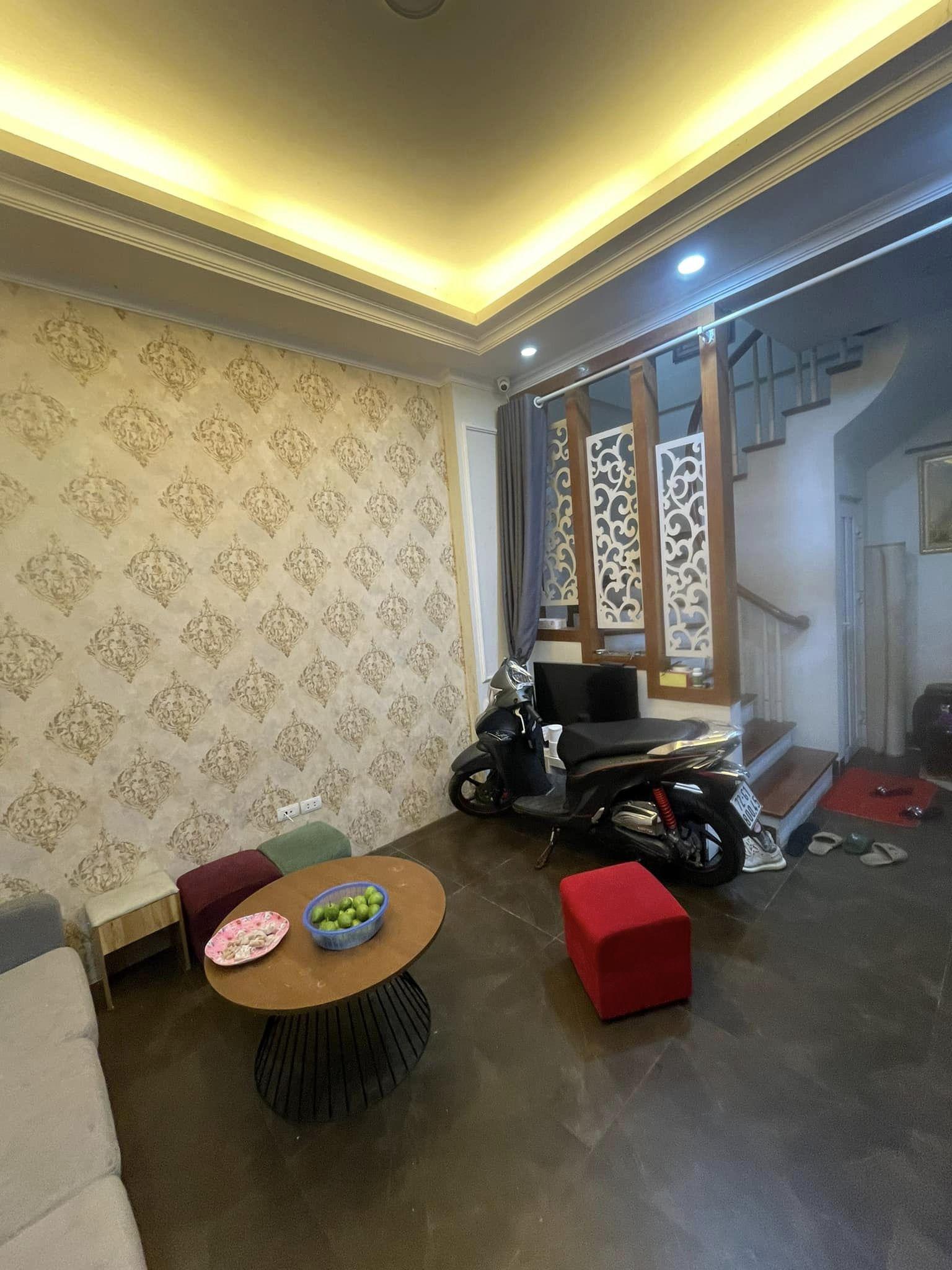 Bán nhà cực hiếm ở Nguyễn Ngọc Vũ, 35m2, 5 tầng, mới xây, 20m ô tô.