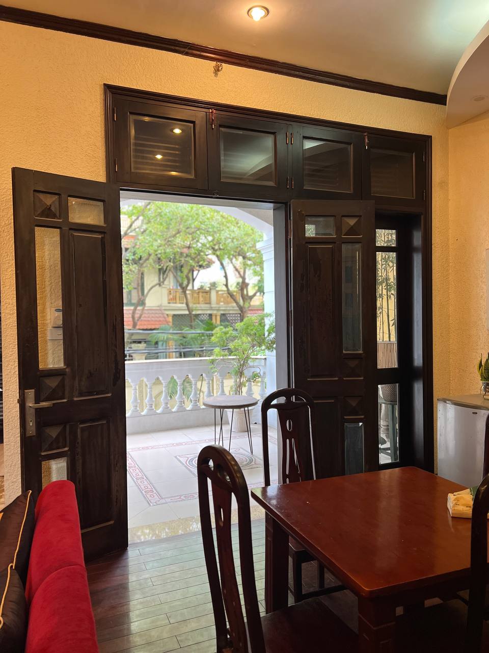 Cho thuê căn hộ tại phố Quảng Khánh, DT 60m2 ban cộng rộng thoáng cạnh hồ Tây giá 15tr/tháng