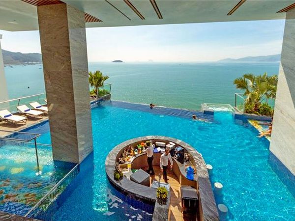 Hồ bơi khách sạn Boton Blue có view biển cực đẹp review-boton-blue-hotel-&-spa-nha-trang-2