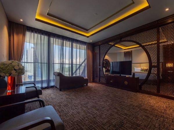 Phòng Suite tại Boton Blue có không gian tiếp khách riêng review-boton-blue-hotel-&-spa-nha-trang-3
