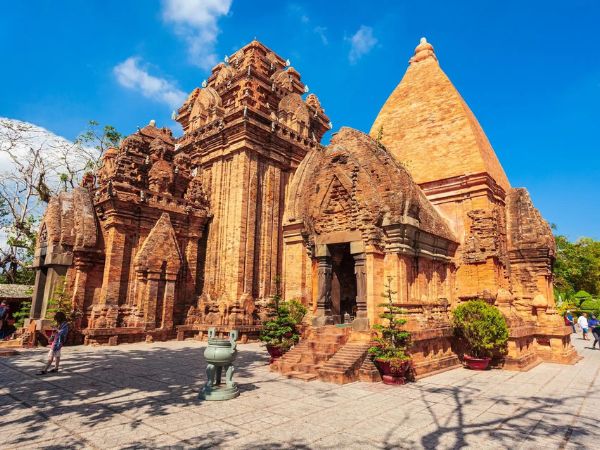 Khu du lịch Tháp Bà Ponagar cách khách sạn chỉ 4km review-boton-blue-hotel-&-spa-nha-trang-4