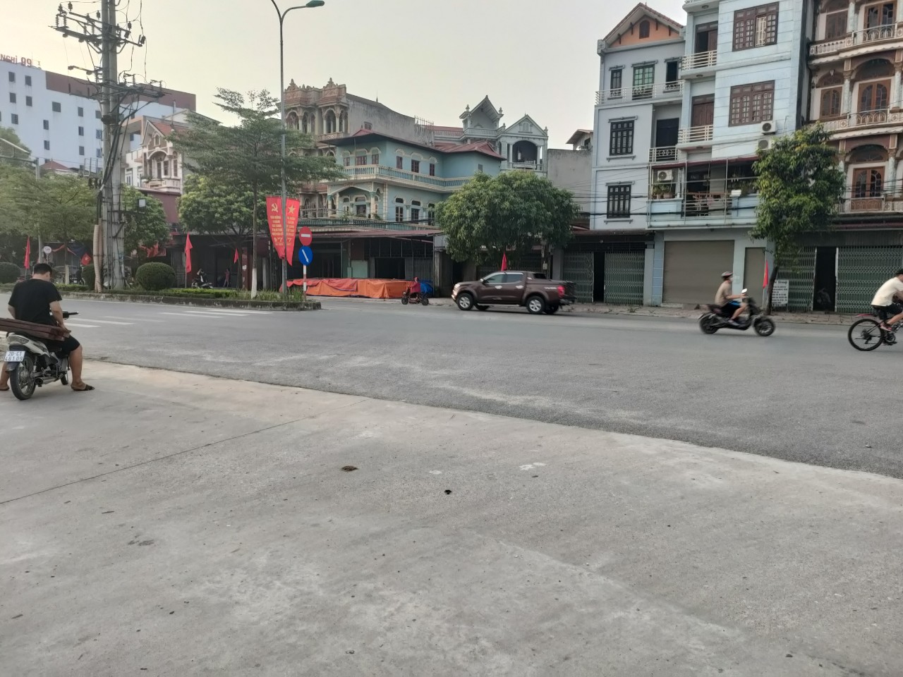 NGÂN HANG ÉP BÁN ĐẤT KINH DOANH TẤP NẬP NGÀY ĐÊM GIÁ CHỈ NHỈNH 2 TỶ