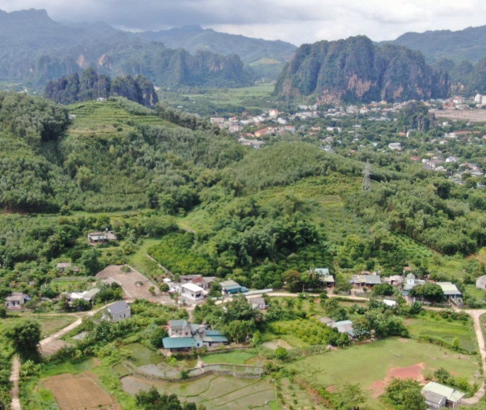 CẦN BÁN RẺ NHANH xả lỗ đất 1000m2 đất thị trấn ( có 200m2 đất đô thị) Đất xóm Khì, tt Mãn Đức, Tân Lạc, Hoà Bình