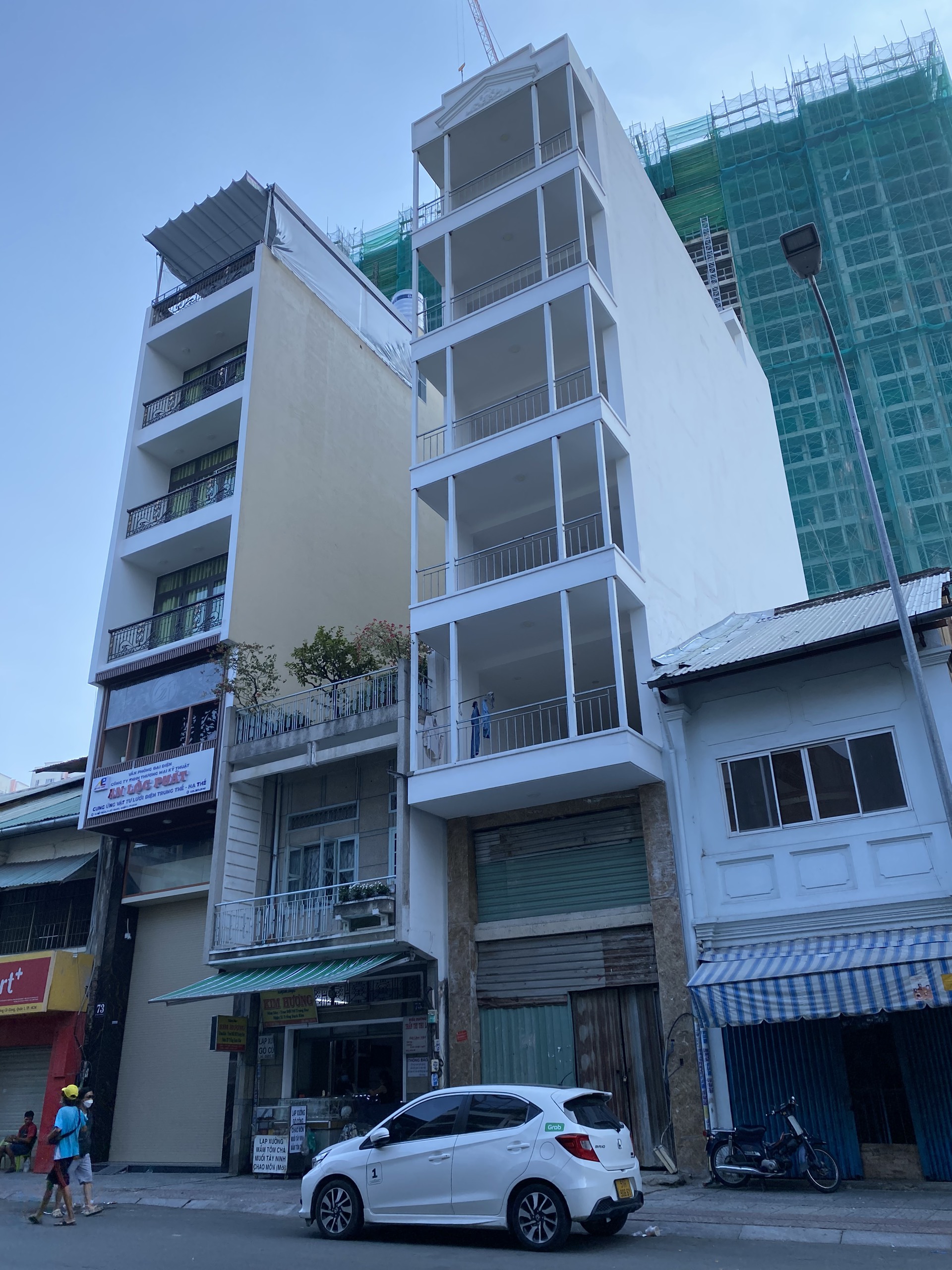 Mặt tiền ngay sân bay Tân Sơn Nhất , DT: 4x20m , 5 tầng, giá từ 25 tỷ giảm còn 16,9 tỷ TL