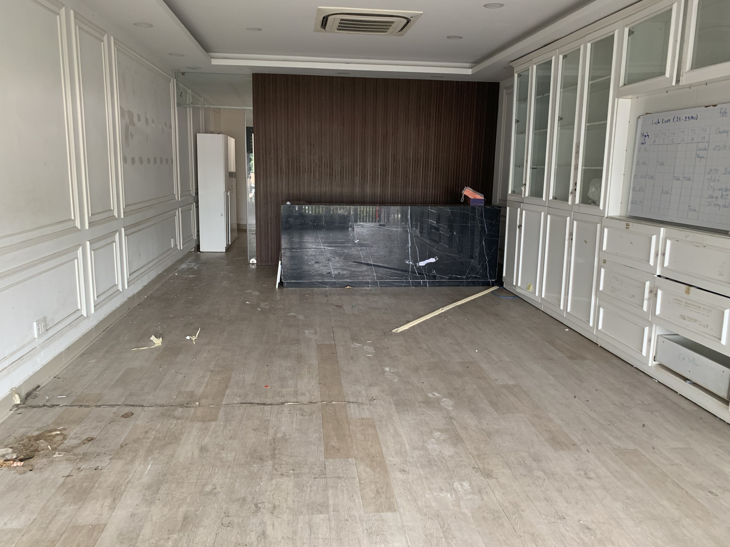 Nhà nguyên căn mặt tiền số KDC HimLam P Tân Hưng Quận 7. DT:5x20,hầm,lửng 3 lầu sân thượng,thang máy.Giá:60tr/th