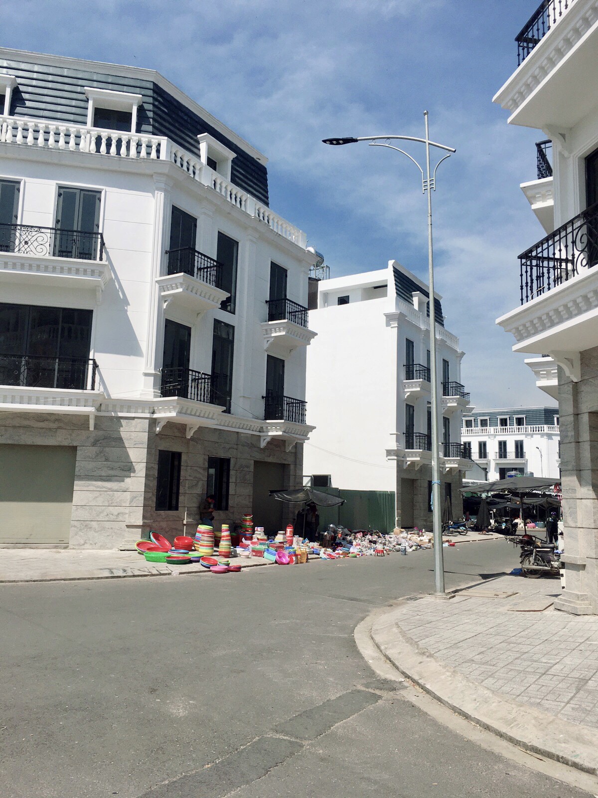 Bán nhà 1 trệt 3 lầu mặt tiền chợ (Thới Lai Cần Thơ)