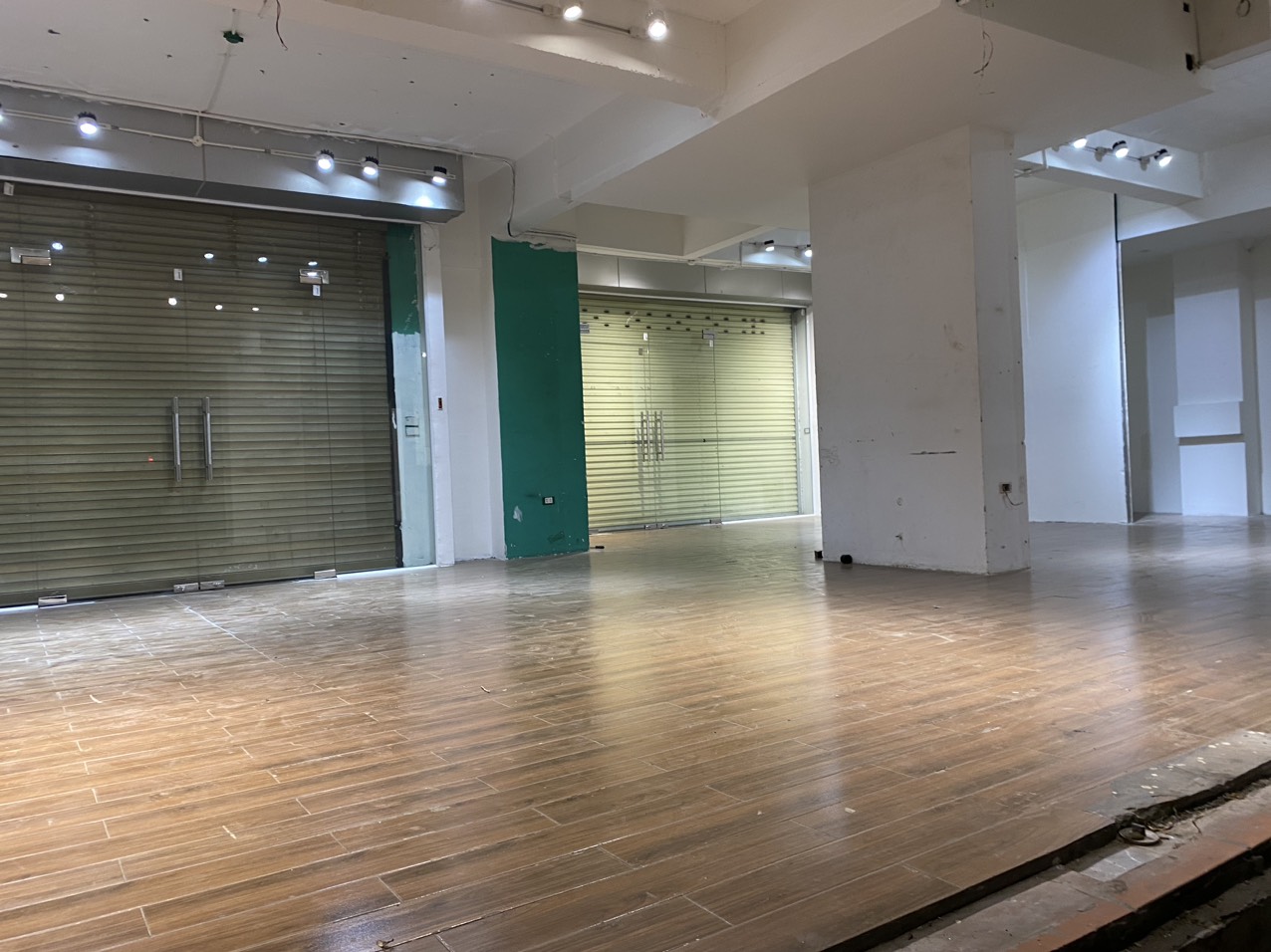 Chính chủ cần cho thuê mặt bằng 120 mét - 3 mặt tiền ở tầng 1 nhà A5 Làng Quốc Tế Thăng Long - Cầu Giấy HN