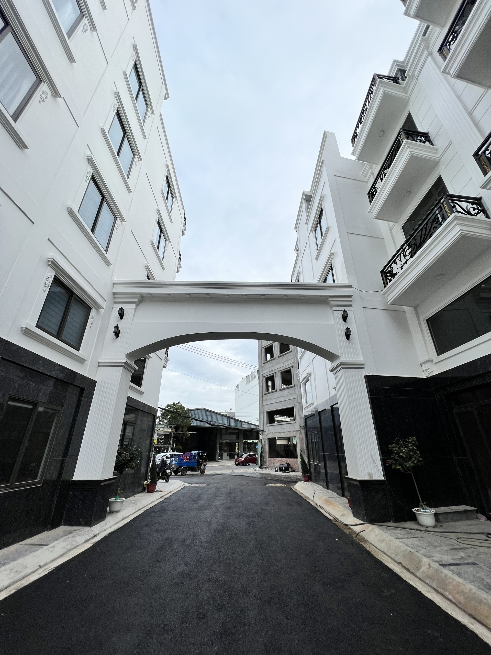 Nhà mới xây đường Tô Ngọc Vân quận 12,Công chứng ngay,Thuận Tiện kinh doanh giáp chợ Thạnh Xuân