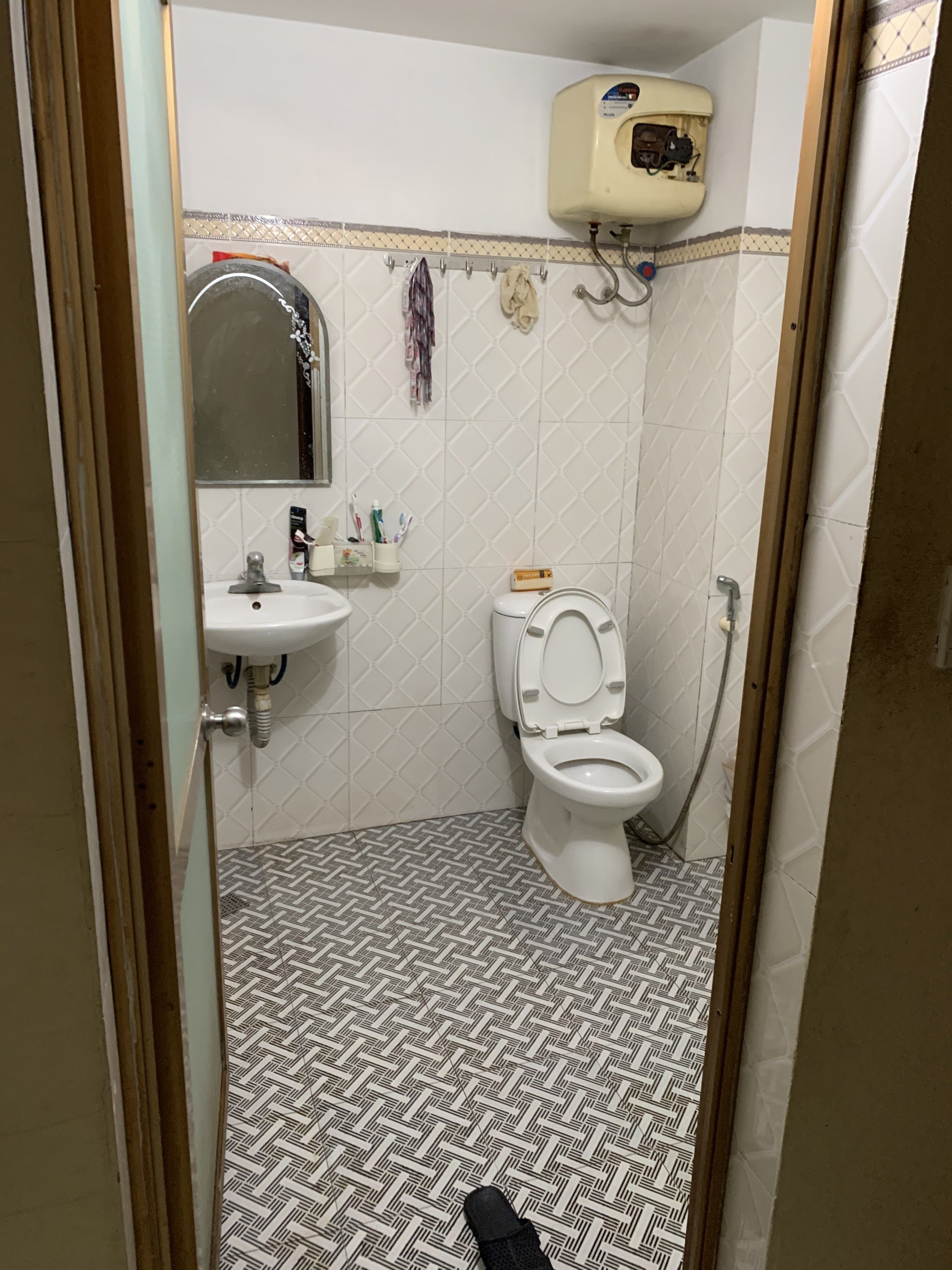 P415 Cho thuê nhà mặt đường Trại Chuối: lô góc, 80m2, mt 7m, 3 tầng, 5pn, 3wc, đồ cơ bản, kdoanh thoải mái, giá 10tr (có thương lượng), 3 cọc 1