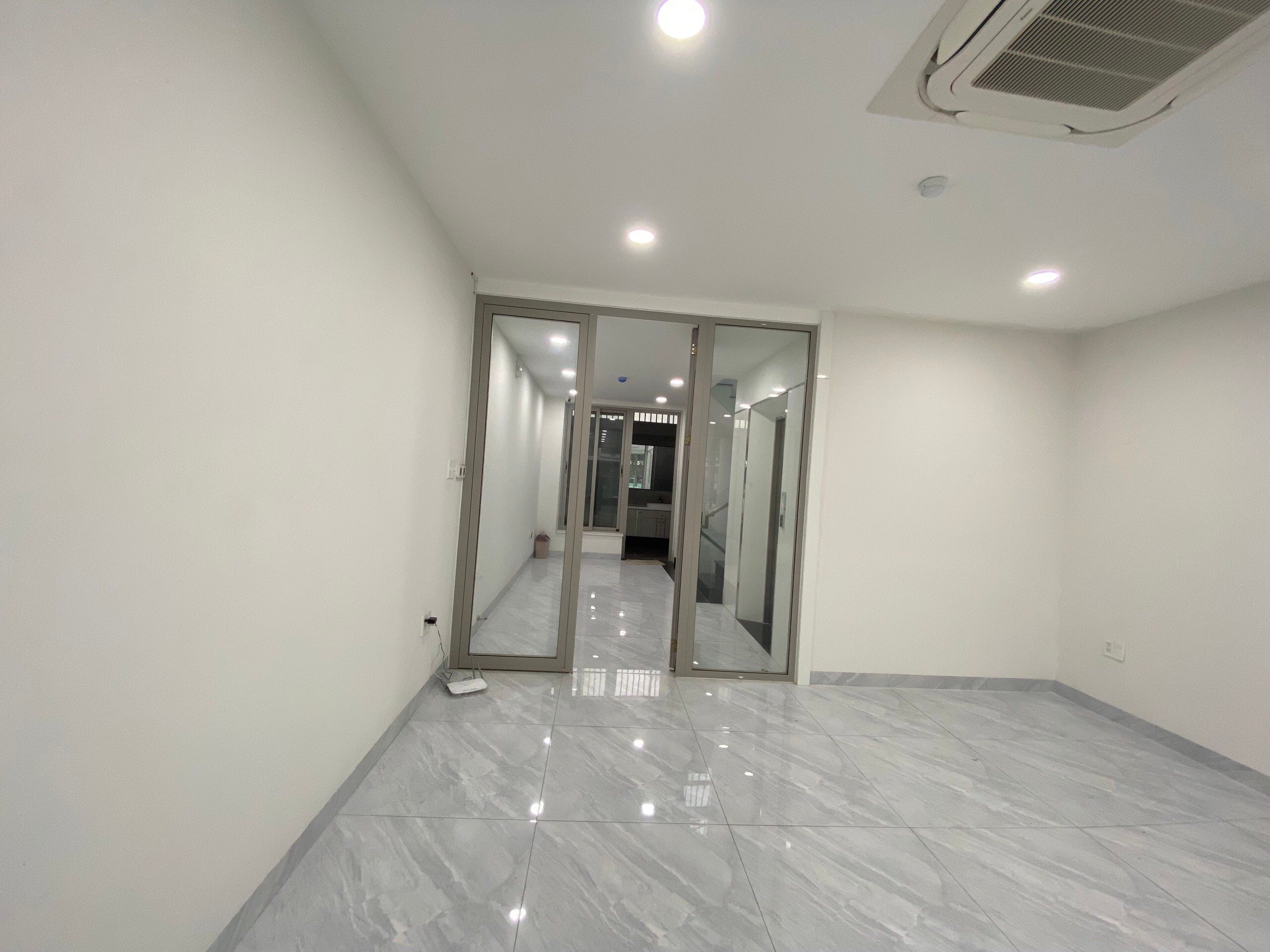 Cho thuê mặt bằng mặt tiền KDC HimLam p Tân Hưng Quận 7.Dt:5x20.Hầm,thang máy,có 2 máy lạnh.Giá:15tr/th