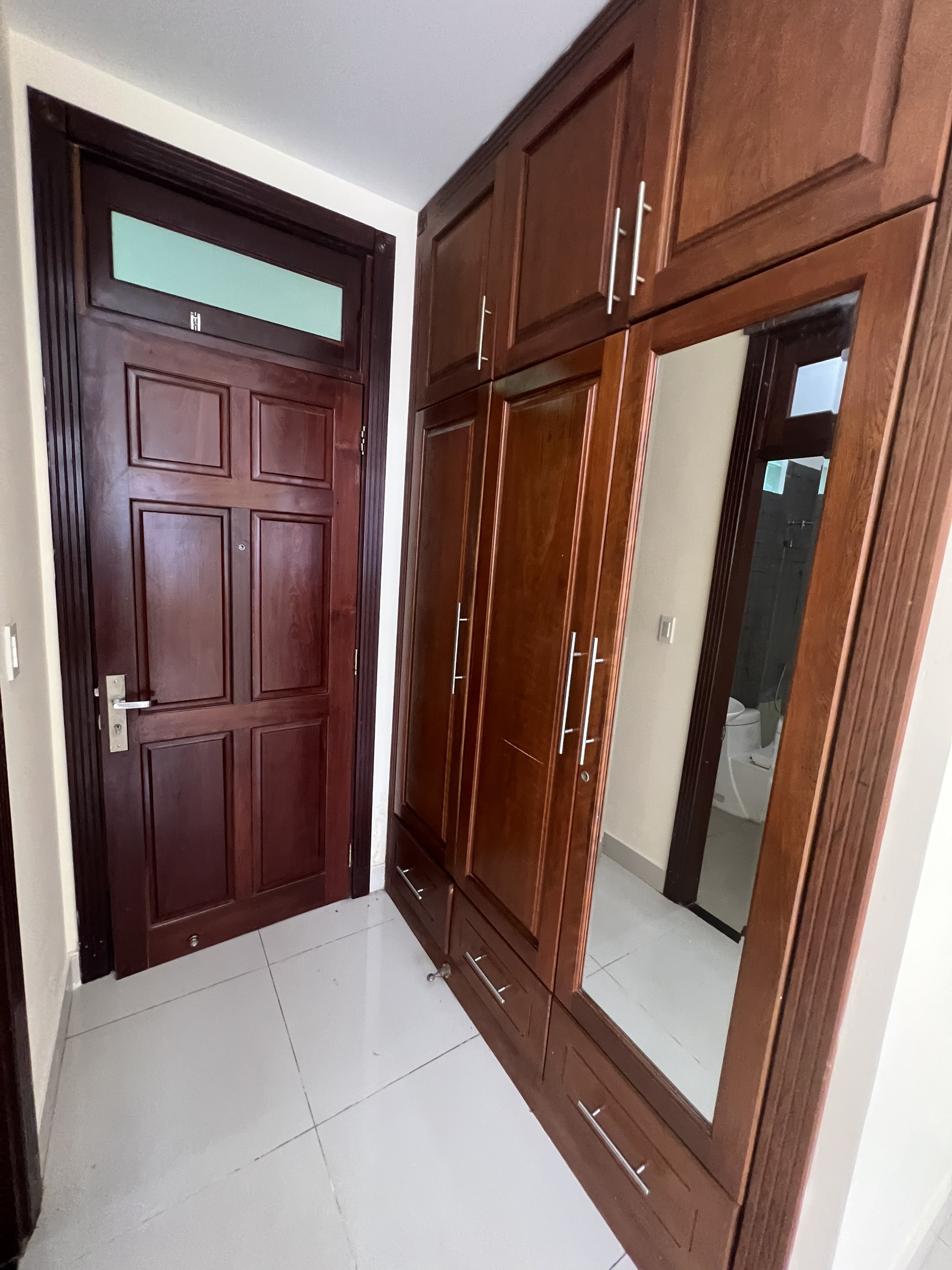 Cho thuê nhà nguyên căn KDC HimLAm mặt tiền NGuyễn Thi Thập p Tân Hưng Quận 7.DT: 5x20.Hầm ,lửng 4 lầu,sân thượng.Giá:65tr/th