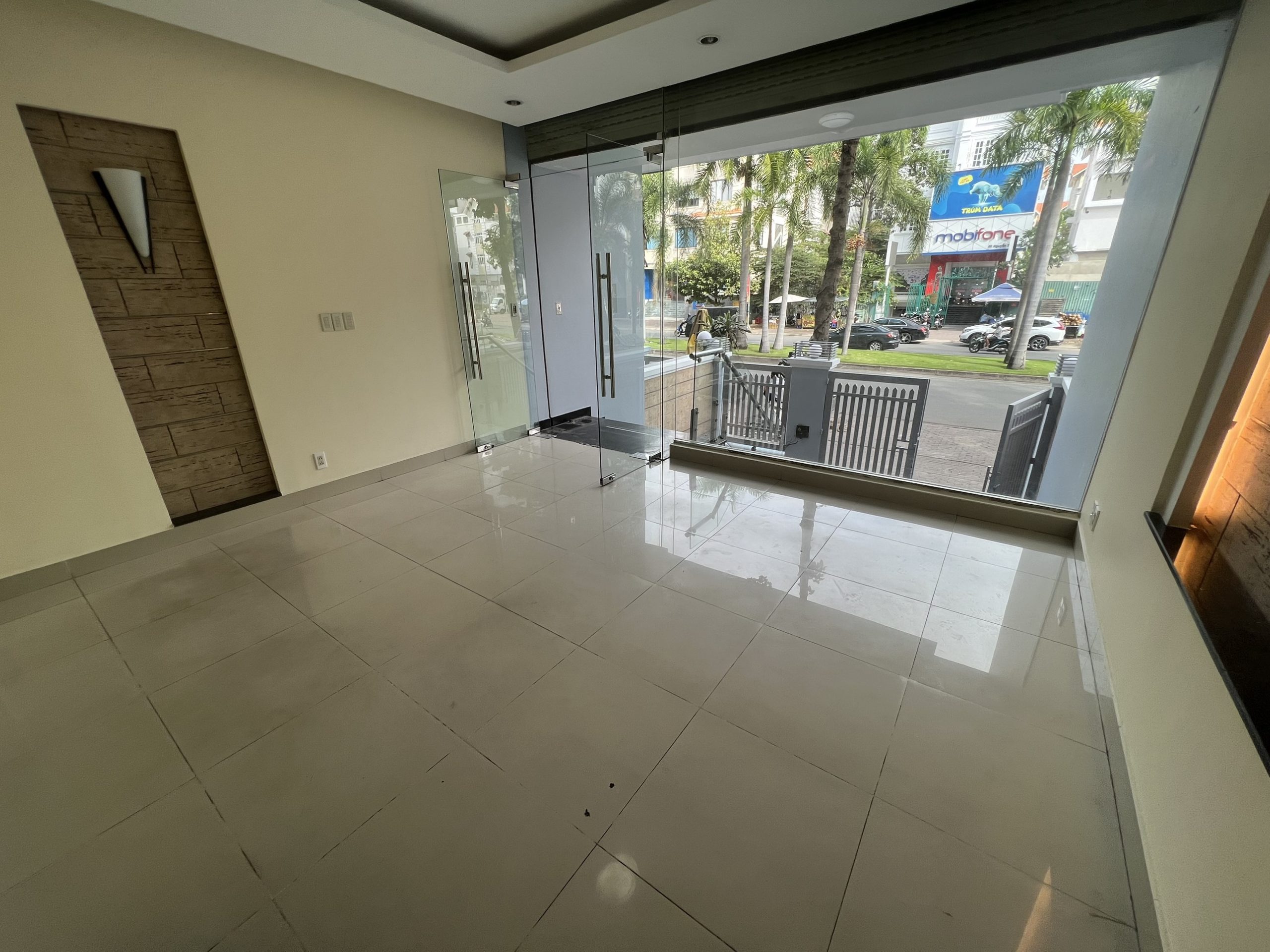 Cho thuê nhà nguyên căn Mặt Tiền Nguyễn Thị Thập p Tân Hưng Quận 7.DT:5x20,Hầm,lửng, 4 lầu